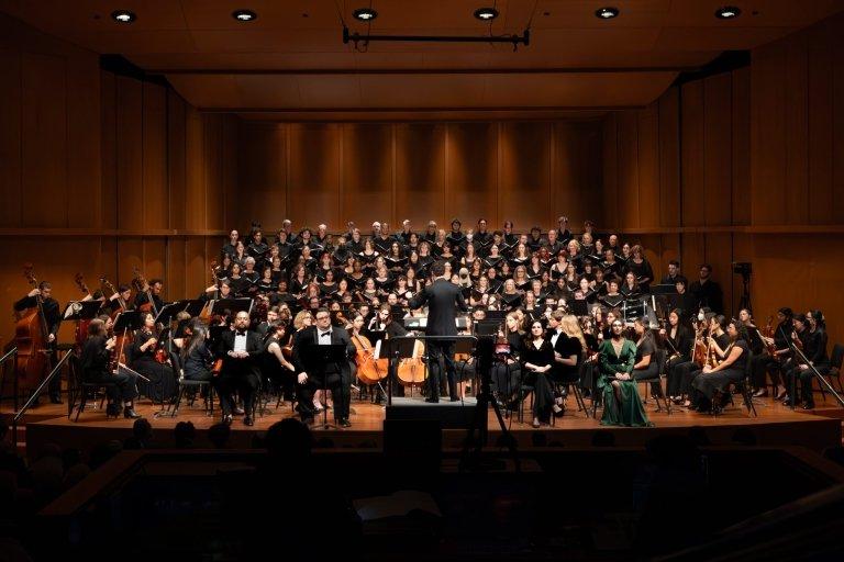 The choirs and orchestra of the 联合音乐课程 perform in Scripps Garrison Theater.